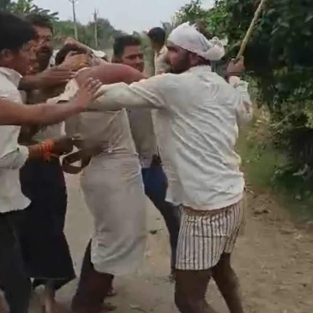 बदायूं में युवक की पिटाई का VIDEO:पेड़ तोड़ने की शिकायत करने गए थे घर, लाठी-डंडों से कर दिया हमला