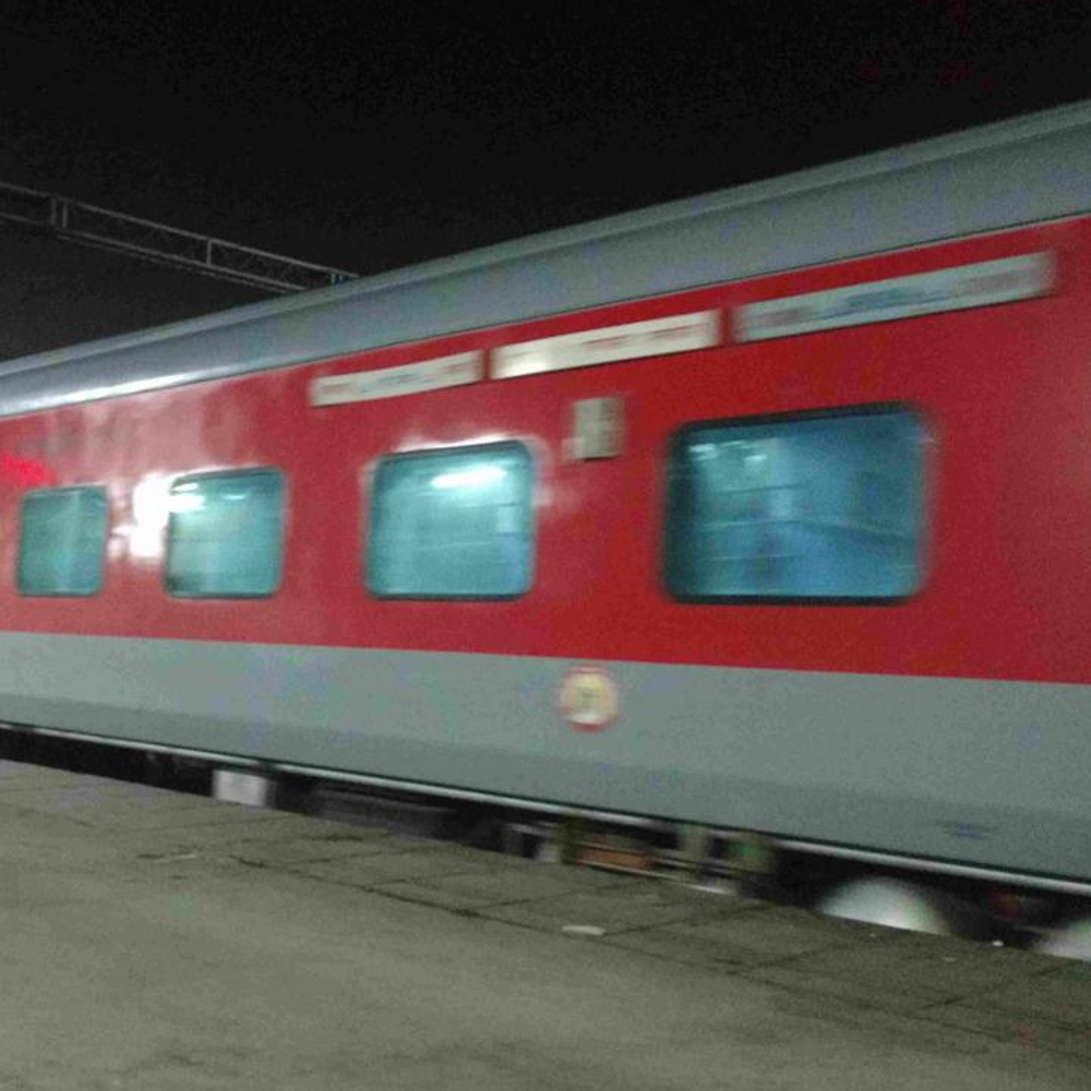 ऐसी सुपरफास्ट समेत कई वीआईपी ट्रेनों की ऐसी कूलिंग ठप:यात्रियों को झेलनी पड़ रही भीषण गर्मी