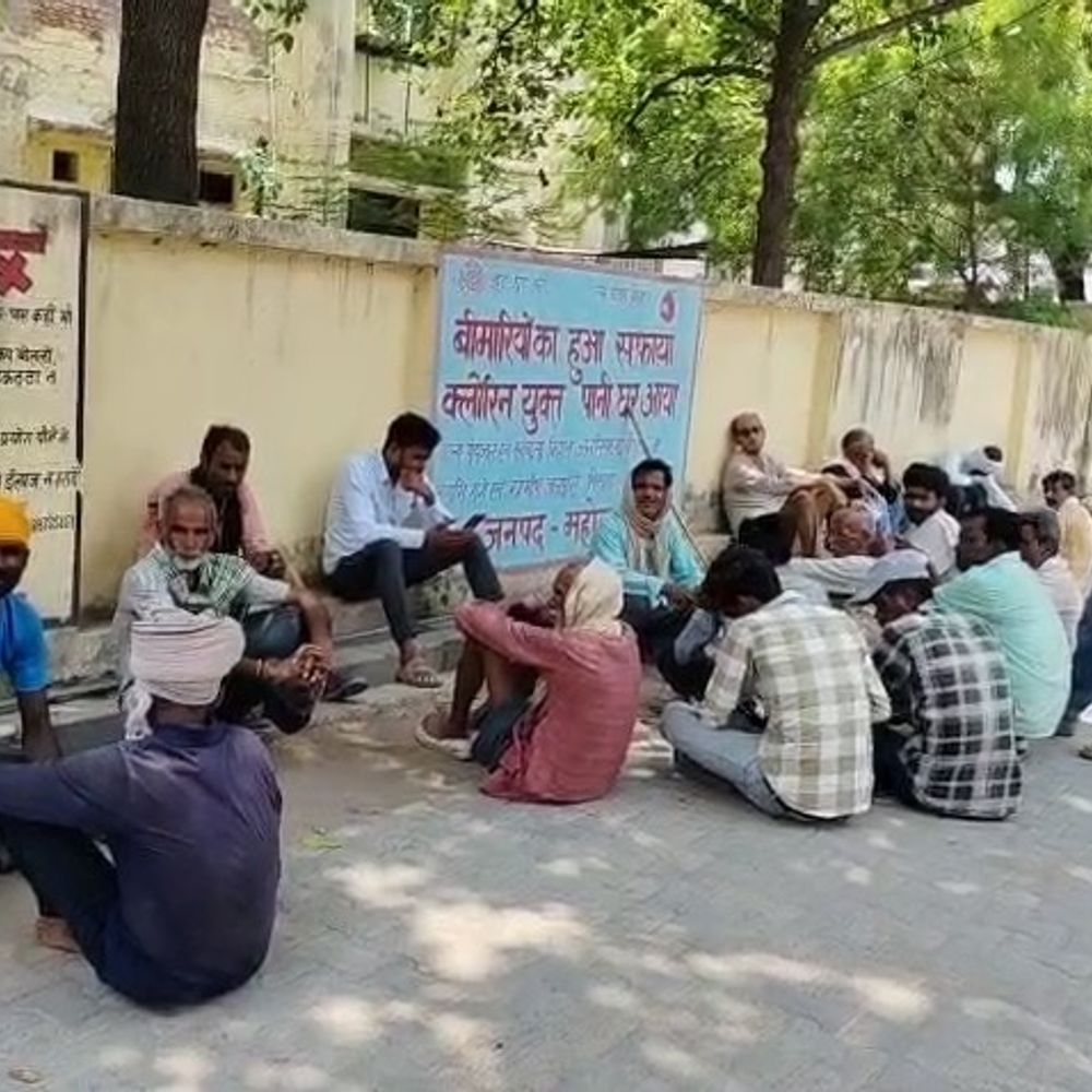 पहाड़ से गिरकर मजदूर की मौत:महोबा में 200 फीट गहरी खाई में गिरा, पत्नी और 5 बच्चे अनाथ
