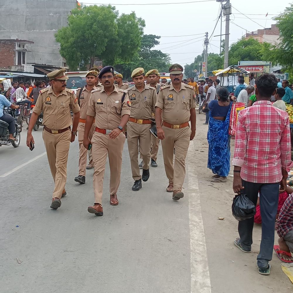 मऊ में एसपी ने किया रूट मार्च:अतिक्रमण हटाने और कानून व्यवस्था बनाए रखने के लिए पुलिस सक्रिय