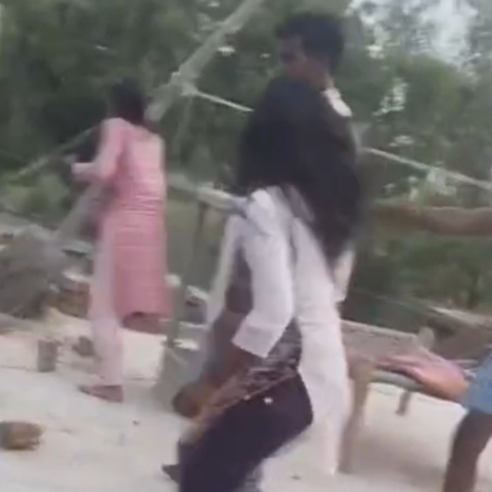 मैनपुरी में जमीन बंटवारे पर भाई-भाई भिड़े, VIDEO:छत से एक-दूसरे पर बरसाए पत्थर, दोनों पक्षों के लोग घायल