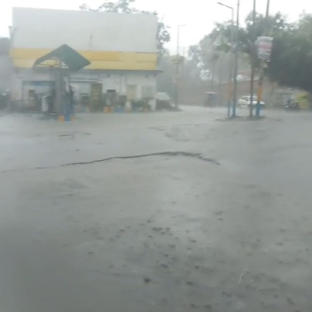 संभल में मूसलाधार बारिश से बदला मौसम:तापमान 10 डिग्री गिरकर 30 डिग्री पहुंचा, चंदौसी में जलभराव