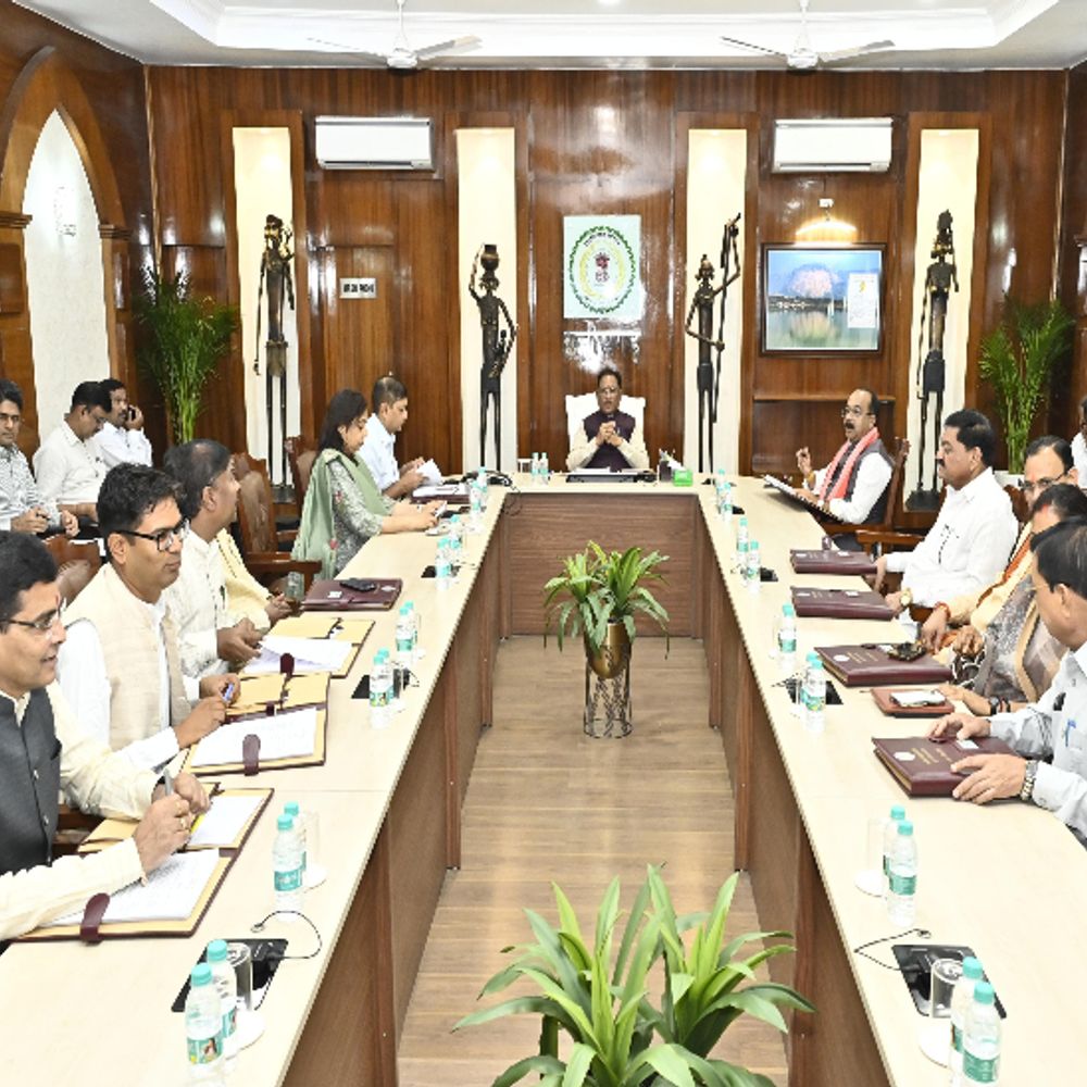 रायपुर में साय कैबिनेट की बैठक:सभी मंत्री मीटिंग में मौजूद; स्कूल-कृषि विभाग से जुड़े अहम फैसले ले सकती है सरकार