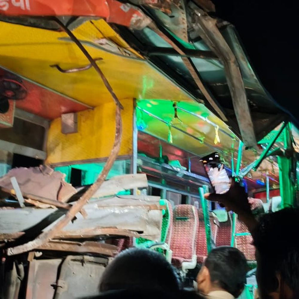 आगरा जा रही बस की ट्रैक्टर-ट्राली से टक्कर:एक यात्री की मौत, 6 गंभीर घायल, बस की आधी छत उड़ गई