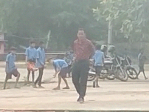 शाला प्रवेश उत्सव...पहले दिन बच्चों ने लगाया झाड़ू-पोंछा, VIDEO:कोरबा में कचरा उठाकर फेंकते नजर आए बच्चे, कार्यक्रम के पहले की साफ-सफाई