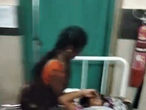 सिम्स लेबर वार्ड में तड़पती रही महिला, डॉक्टर-नर्स गायब VIDEO:युवक ने बनाया वीडियो तो नर्स ने लगाया बदसलूकी का आरोप; गार्ड से करवाया डिलीट