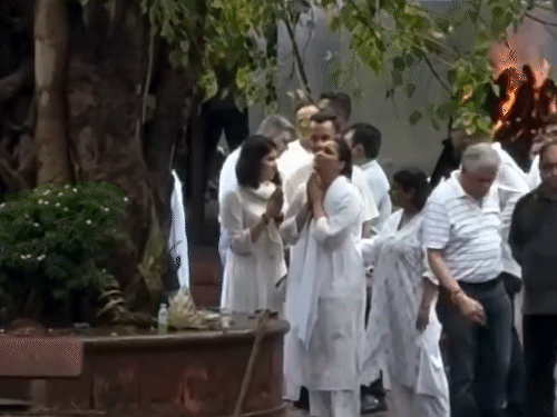 पंचतत्व में विलीन हुए मनारा चोपड़ा के पिता:नम आंखों से एक्ट्रेस ने दी अंतिम विदाई; लंबे समय से थे बीमार