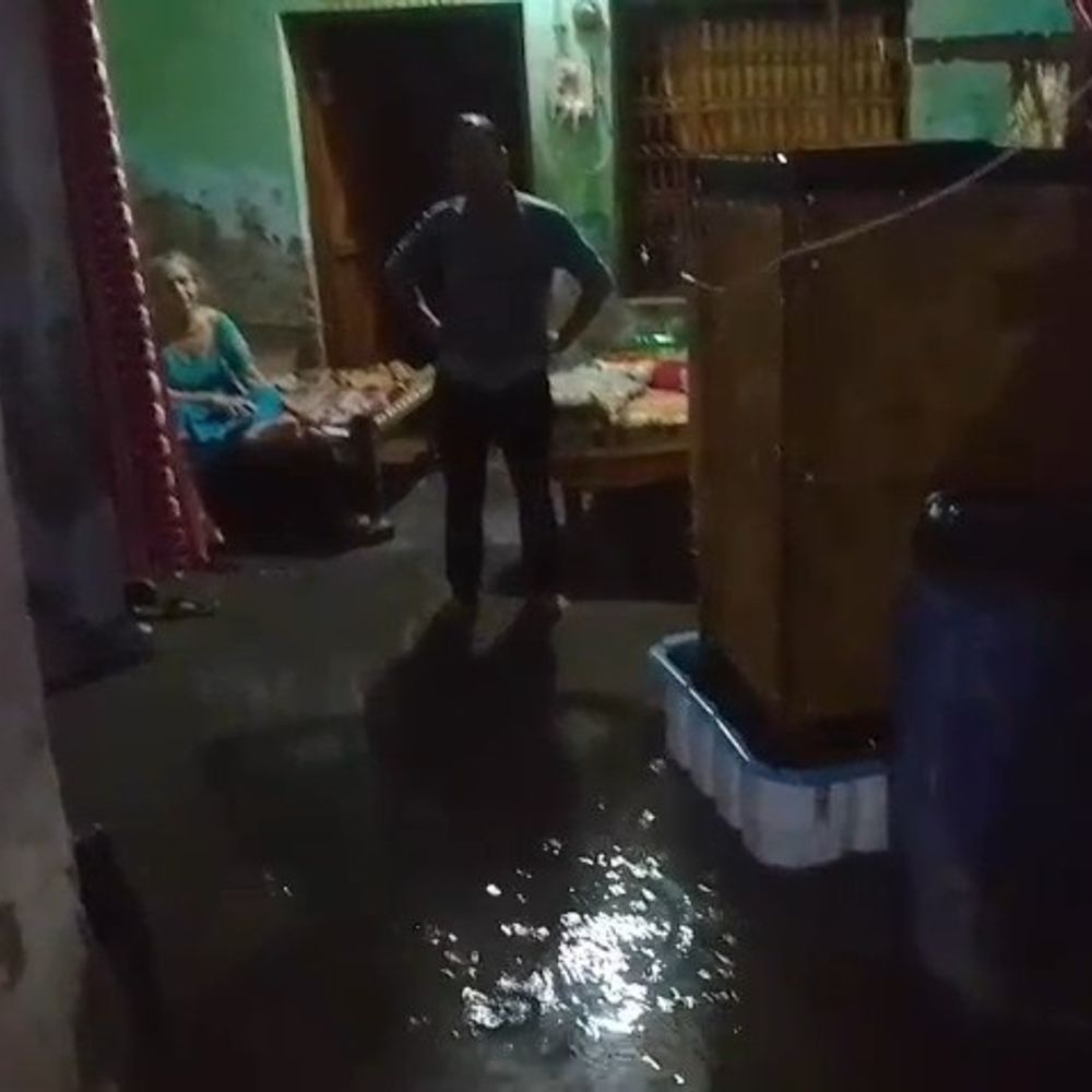 जमुनापार में बारिश का कहर:शिवपुरी कॉलोनी में एक घर में भरा गंदा पानी, नाली न होने से परिवार परेशान
