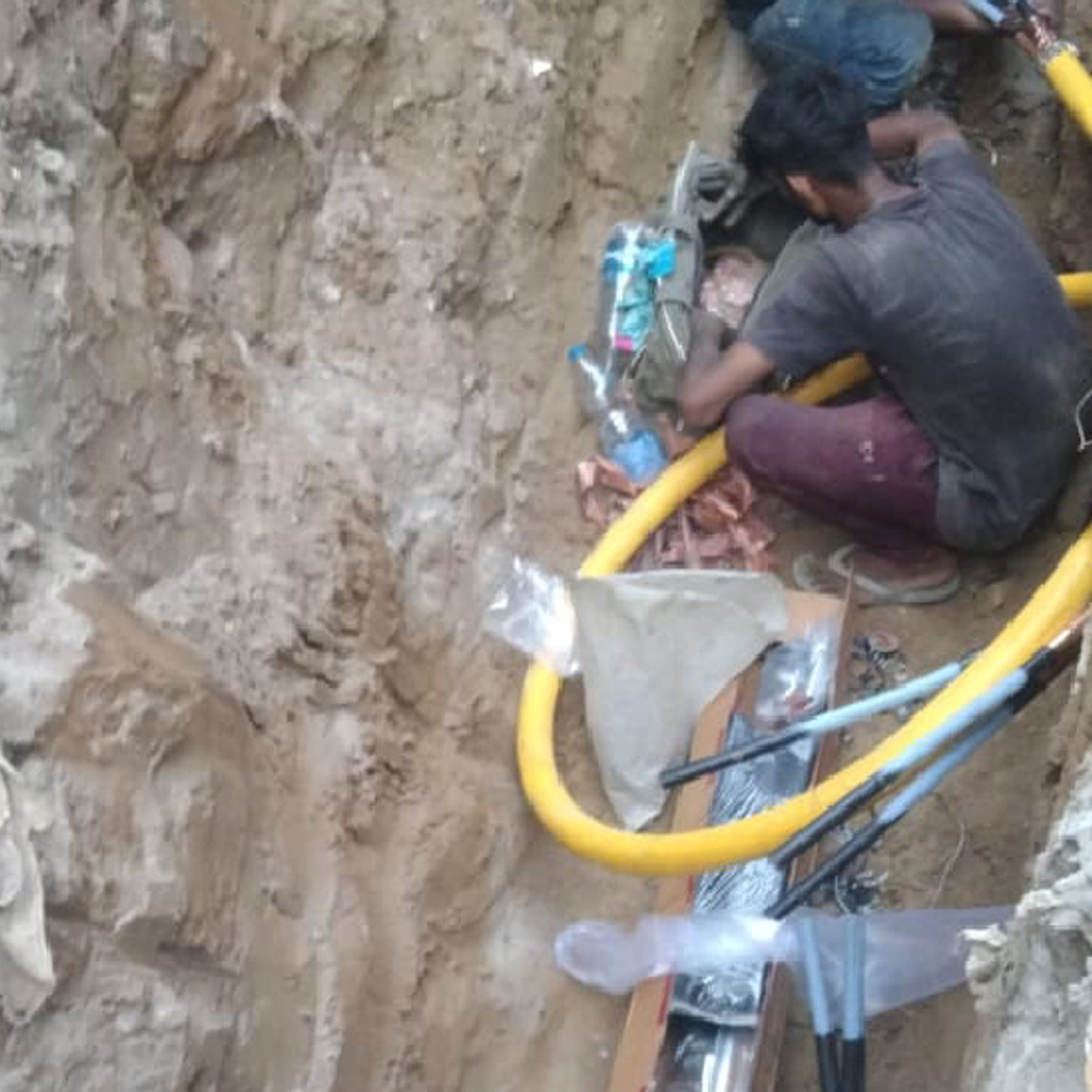 12 घंटे तक अंधेरे में डूबे कई मोहल्ले:गर्मी और पानी की मार से लोग बेहाल
