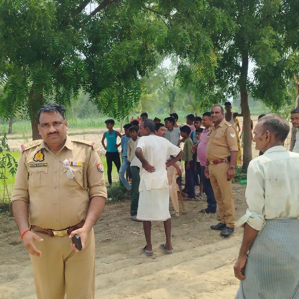 सीतापुर में बहराइच के युवक ने की आत्महत्या:नीम के पेड़ से लटका मिला शव, आधार कार्ड से हुई पहचान
