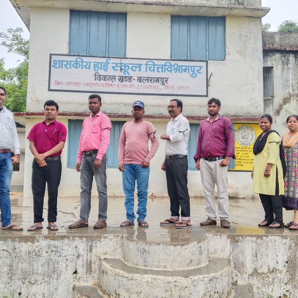शिक्षकों ने काली पट्टी लगाकर किया काम
