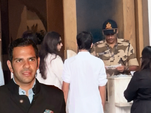 संजय कपूर का अंतिम संस्कार आज दिल्ली में होगा:7 दिन पहले लंदन में हुआ निधन, करिश्मा कपूर, बच्चे और सैफ-करीना मुंबई से रवाना हुए