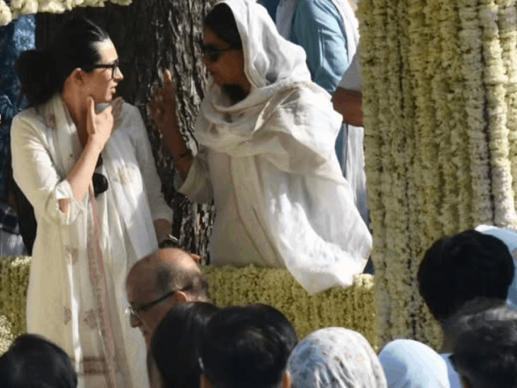 दिल्ली में हुआ संजय कपूर का अंतिम संस्कार:करिश्मा बच्चों संग पहुंचीं, बेटे कियान को संभालती दिखीं, करीना-सैफ भी हुए शामिल