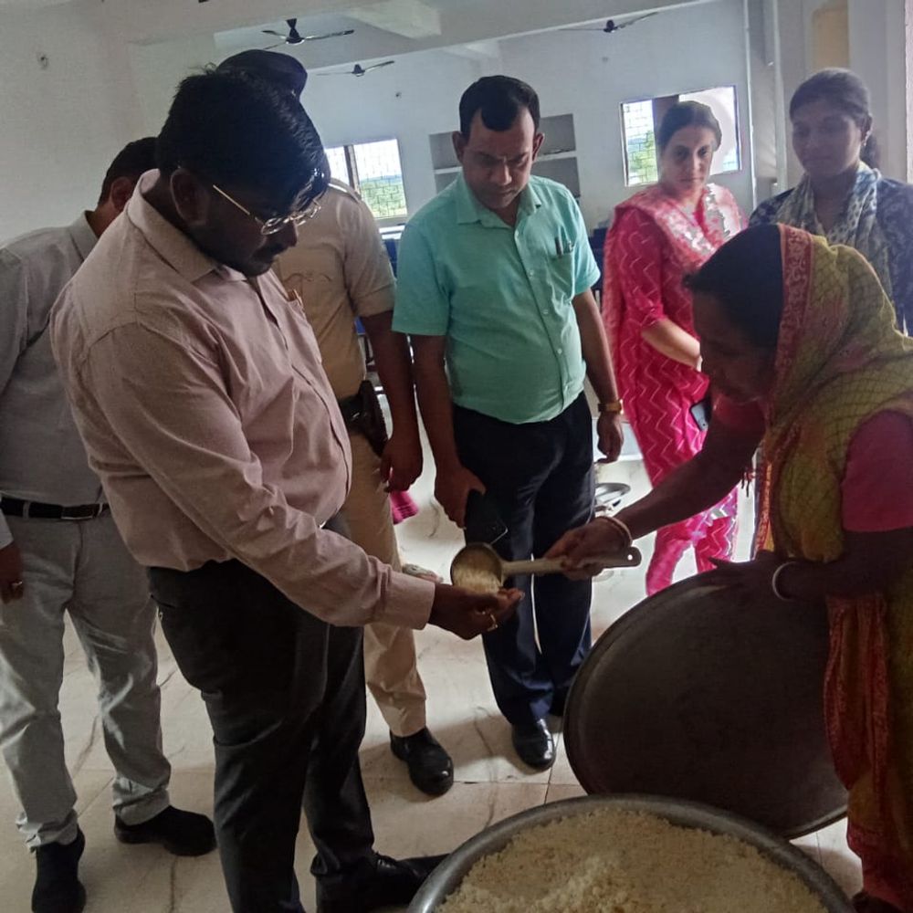 डीसी ने स्कूल के किचेन में बच्चियों के लिए बने भोजन को चखा, कहा-मेनु के अनुसार छात्राओं को खाना दें