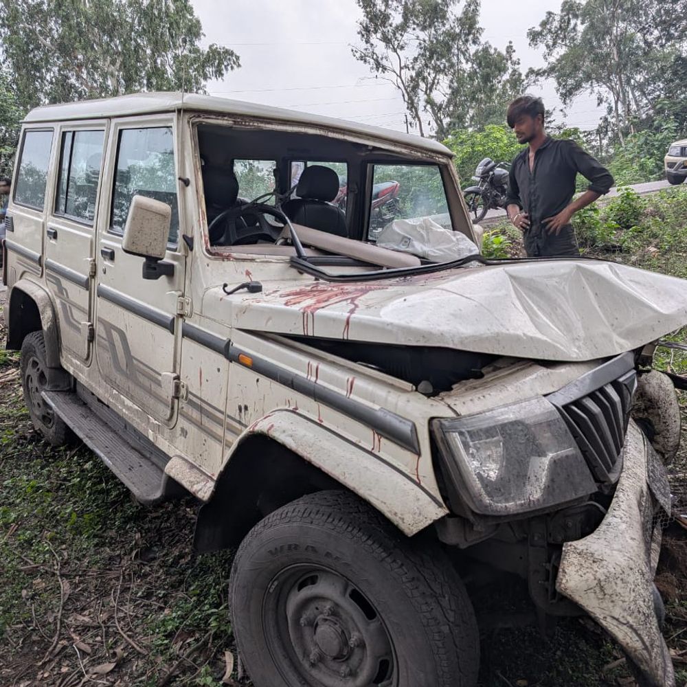 एयरबैग खुलने से बची यात्रियों की जान:कोरबा में पेड़ से टकराई तेज रफ्तार बोलेरो; ड्राइवर समेत 3 घायल