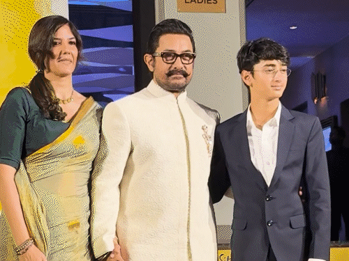 सितारे जमीन पर के प्रीमियर में साथ दिखे तीनों खान:शाहरुख-सलमान, आमिर को सपोर्ट करने पहुंचे, गर्लफ्रेंड गौरी स्प्रैट हाथ थामकर रखा; रेखा भी पहुंचीं