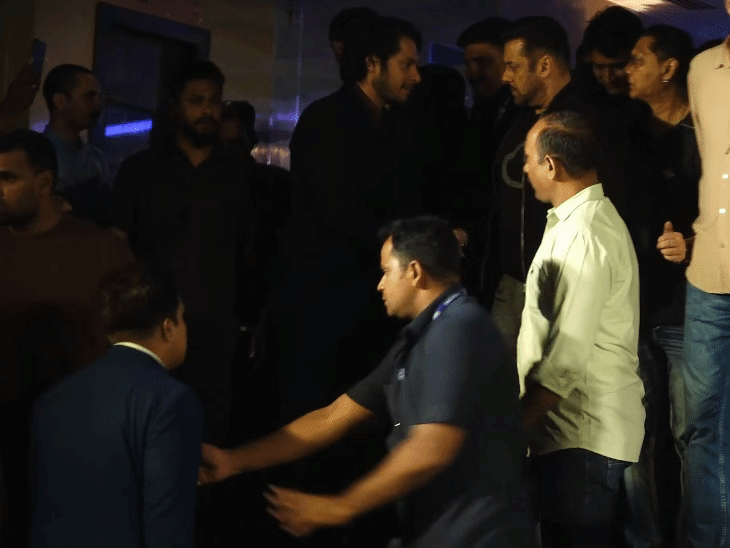 जबरदस्ती सलमान खान के करीब जाने लगा शख्स:सिक्योरिटी टीम ने तुरंत एक्शन लिया, हलचल बढ़ने पर एक्टर की नजर पड़ी; देखिए वीडियो