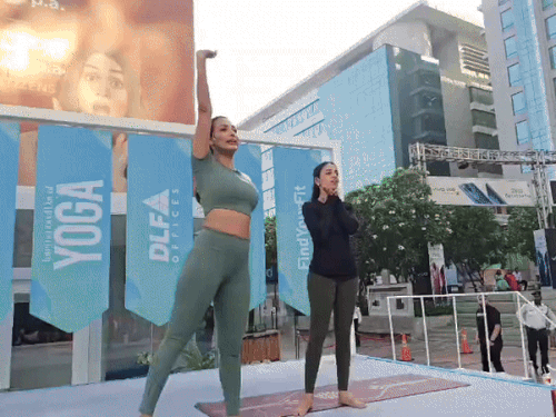गुरुग्राम पहुंची बॉलीवुड अभिनेत्री मलाइका अरोड़ा, VIDEO:साइबर हब में कराया योग, बोलीं- योग करने से हम ज्यादा एक्टिव रह सकते हैं