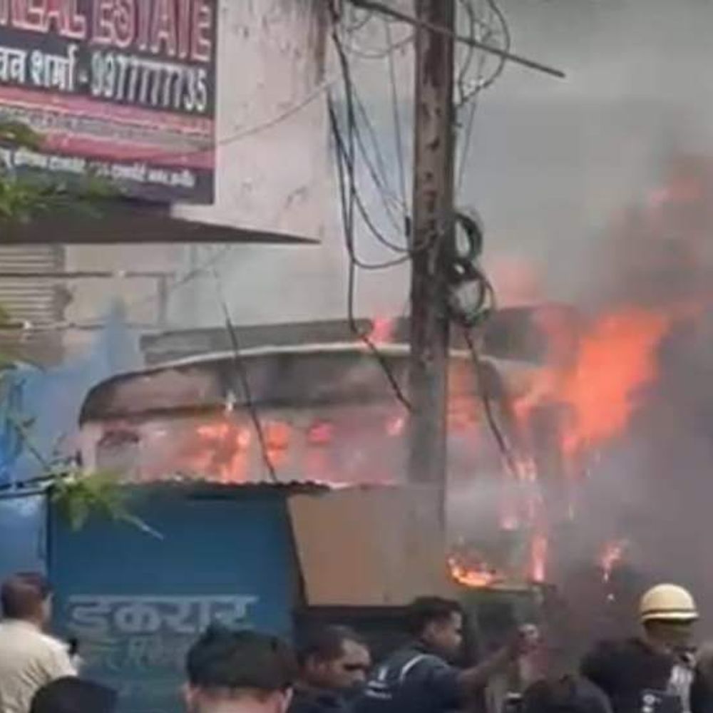 ट्रांसपोर्ट नगर में खड़े टैंकर के केबिन में लगी आग:वेल्डिंग के दौरान भड़की चिंगारी; पास खड़ी गाड़ियां भी चपेट में, आधे घंटे में पाया काबू