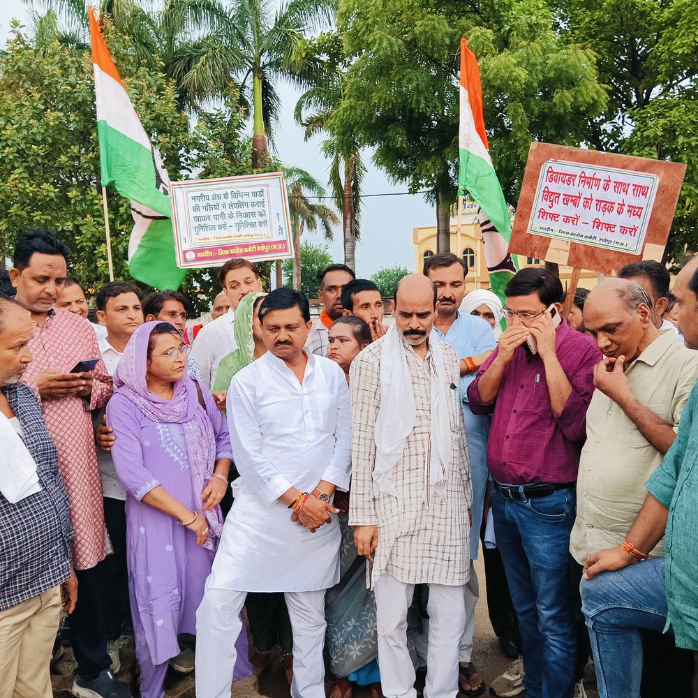 श्योपुर कांग्रेस बोली- नेशनल हाईवे निर्माण के बाद उखड़ा:कहा- शहरी क्षेत्र में डामरीकरण की बजाय सीमेंट कॉन्क्रीट से रोड बन रहा; जांच हो