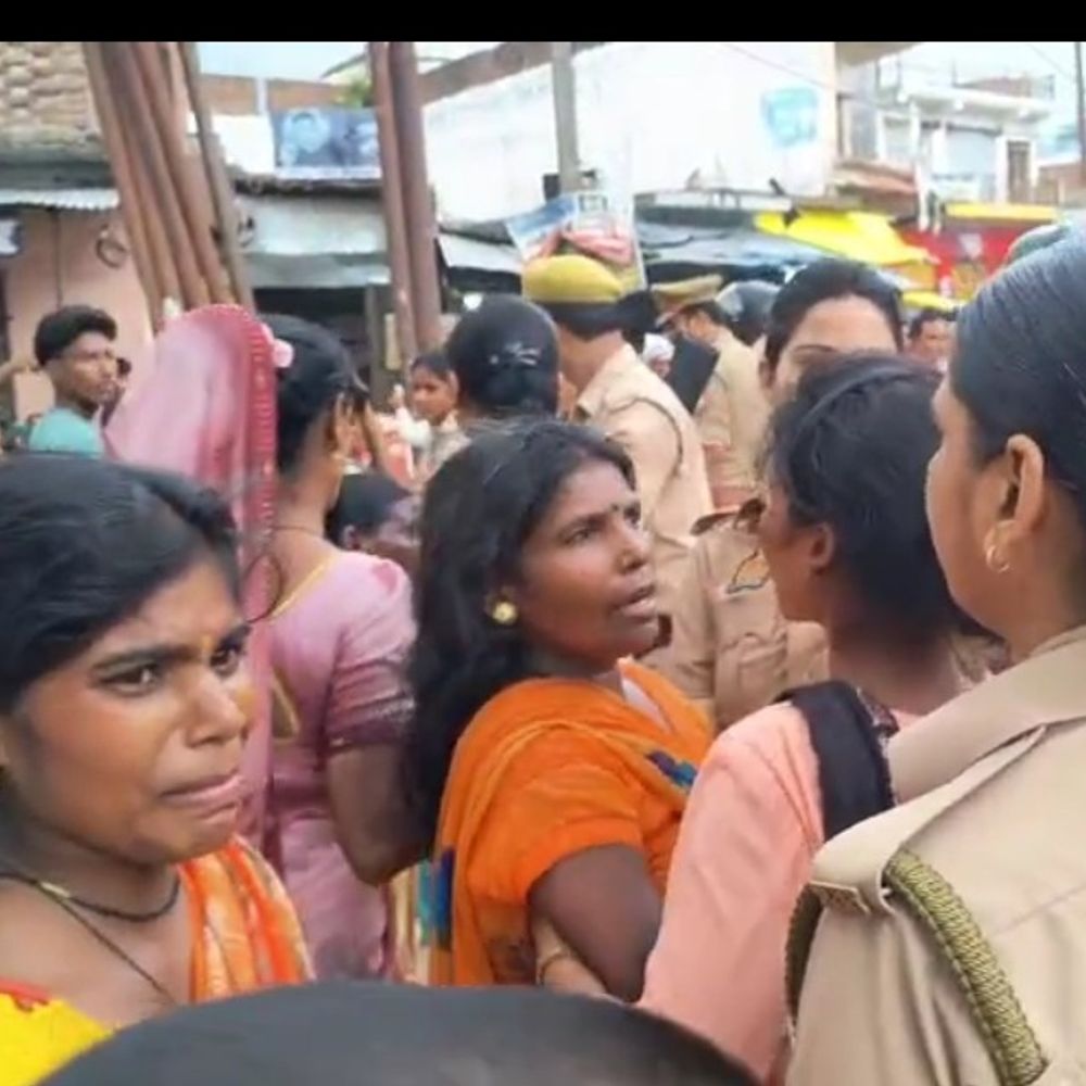 परिजनों ने सड़क जाम कर किया प्रदर्शन:आरोपियों पर कार्रवाई की मांग, युवक की पीटकर हुई थी हत्या
