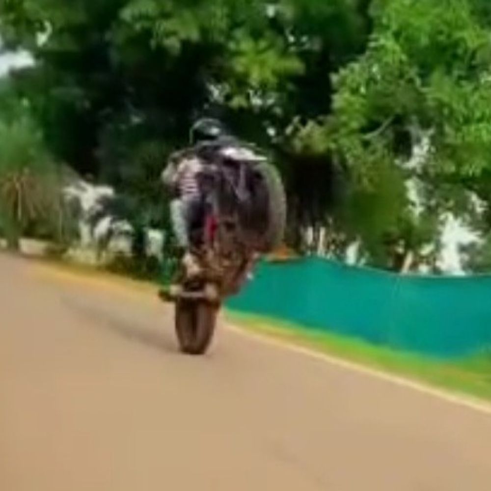 केशकाल घाटी बटराली राष्ट्रीय राजमार्ग पर स्टंटबाजी:सोशल मीडिया पर वायरल होने की चाह में बाइकर्स कर रहे खतरनाक स्टंट, इंस्टाग्राम में डाल रहे वीडियो