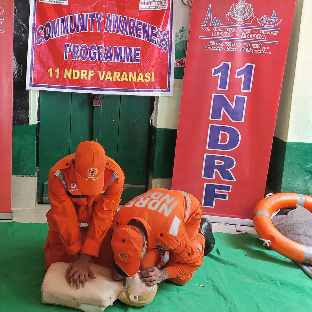 बलिया में आपदा प्रबंधन का प्रशिक्षण:NDRF ने ग्रामीणों को बाढ़, आग और भूकंप से बचाव के तरीके सिखाए