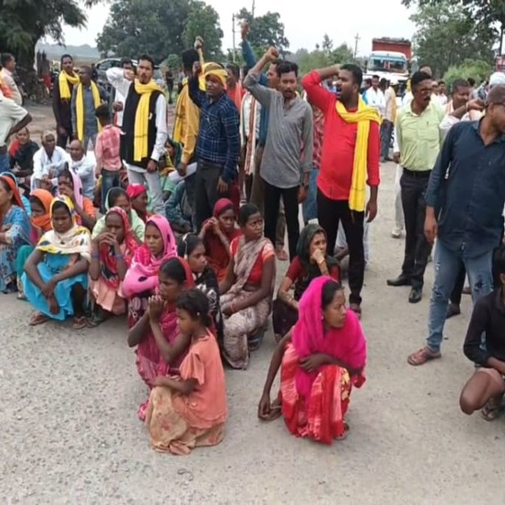 बलरामपुर में पहाड़ी कोरवा आत्महत्या केस:आदिवासी समाज का NH-343 पर प्रदर्शन, दो करोड़ मुआवजा और मुख्य आरोपियों को गिरफ्तारी समेत 7 मांगें