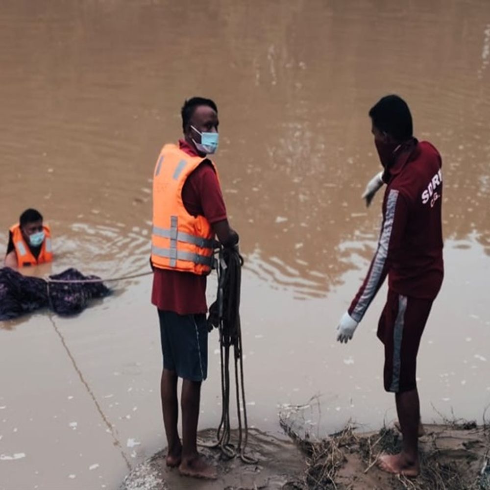 मैनी नदी में बही दूसरी महिला का शव मिला:सरगुजा में गुरुवार को बह गए थे महिलाओं सहित दो बच्चे, जशपुर तक हो रही तलाश