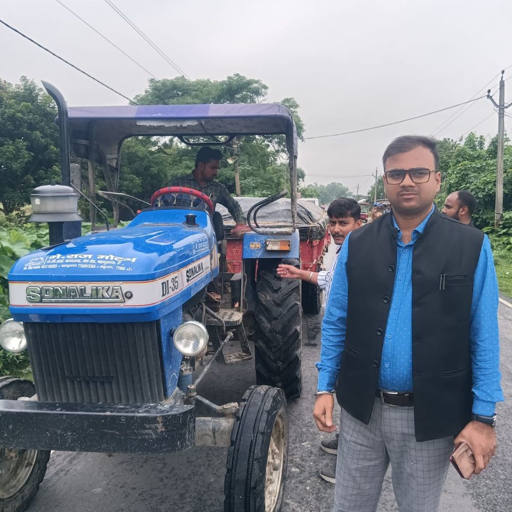 अवैध बालू परिवहन पर प्रशासन का एक्शन:किशनगंज में CO मोहित राज की टीम ने बालू लदा ट्रैक्टर किया जब्त