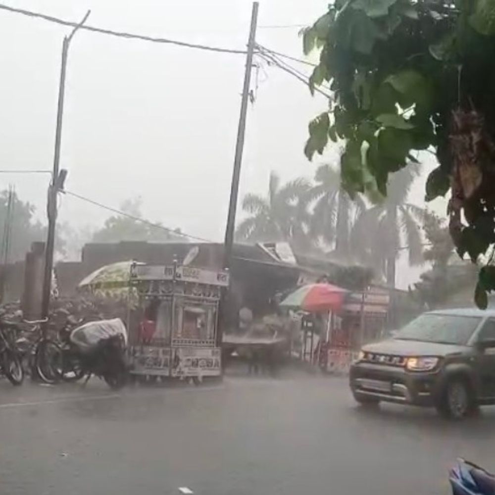 फर्रुखाबाद में 35 मिनट तक झमाझम बारिश:उमस भरी गर्मी से मिली राहत, कई गांवों में बिजली आपूर्ति बाधित