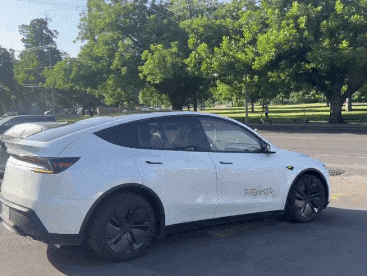 अमेरिका में टेस्ला की रोबोटैक्सी सर्विस शुरू:बिना ड्राइवर चलते दिखीं EV, एक राइड की कीमत ₹364; मस्क बोले- 10 साल की मेहनत का परिणाम