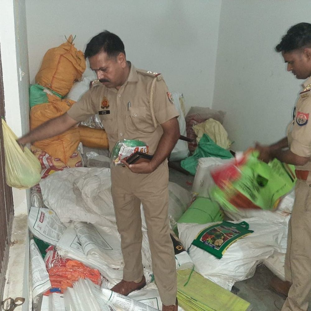 नकली खाद के 20 हजार खाली बैग जब्त:हापुड़ में SDM की टीम ने मारा छापा, एक व्यक्ति से पूछताछ जारी