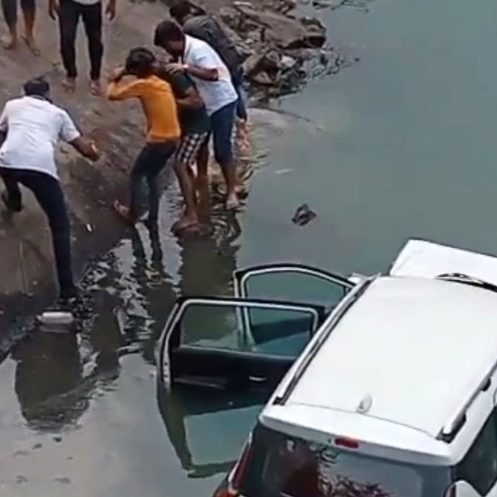 25 फिट नीचे नहर में गिरी कार, 3 गंभीर:कोरबा में ट्रक से बचने गाड़ी का बैलेंस बिगड़ा; राहगीरों ने बचाया