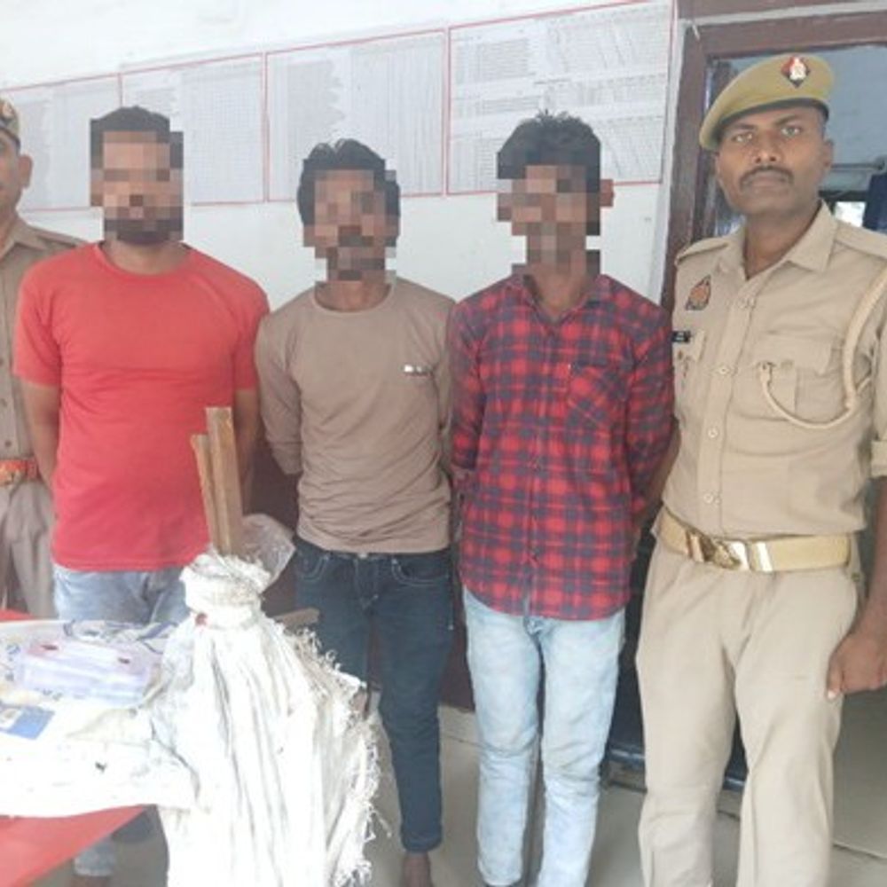 बिजनौर में लोहे की चोरी का खुलासा:कारखाने से चोरी गए सामान के साथ तीन आरोपी गिरफ्तार
