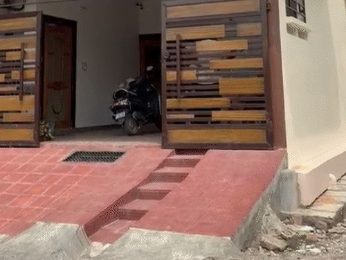लखनऊ में ठेकेदार की गला काटकर हत्या:बेड पर खून से लथपथ शव मिला, कमरे में बाहर से ताला बंद था