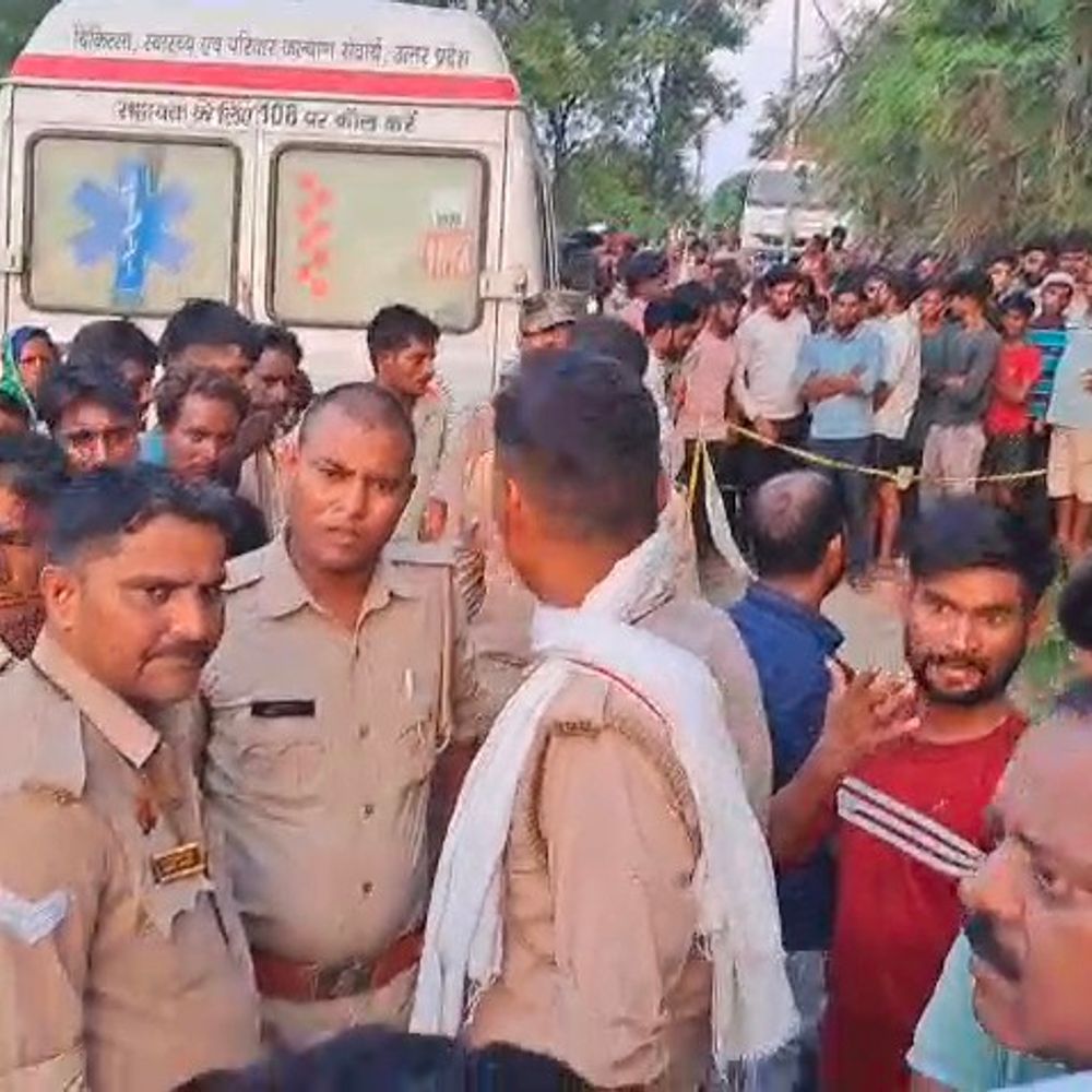 डंपर ने बाइक को मारी टक्कर, दो युवकों की मौत:चाऊमीन लेने जा रहे थे, ग्रामीणों ने डंपर में की तोड़फोड़