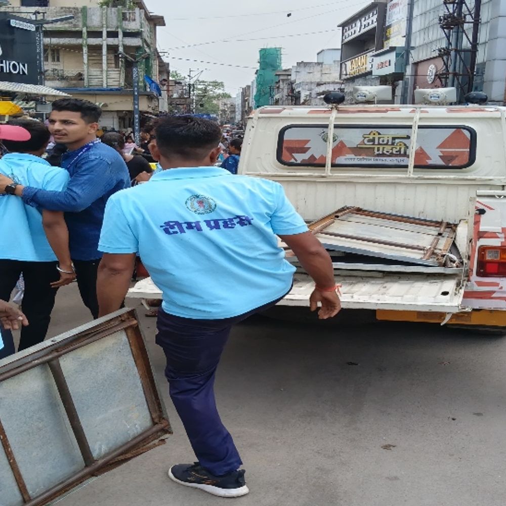 रायपुर में अवैध कब्जों पर टीम प्रहरी का एक्शन:मालवीय रोड-गोलबाजार और बैजनाथपारा की सड़कों पर दुकान लगाने वाले 83 दुकानदारों से वसूले 1.50 लाख