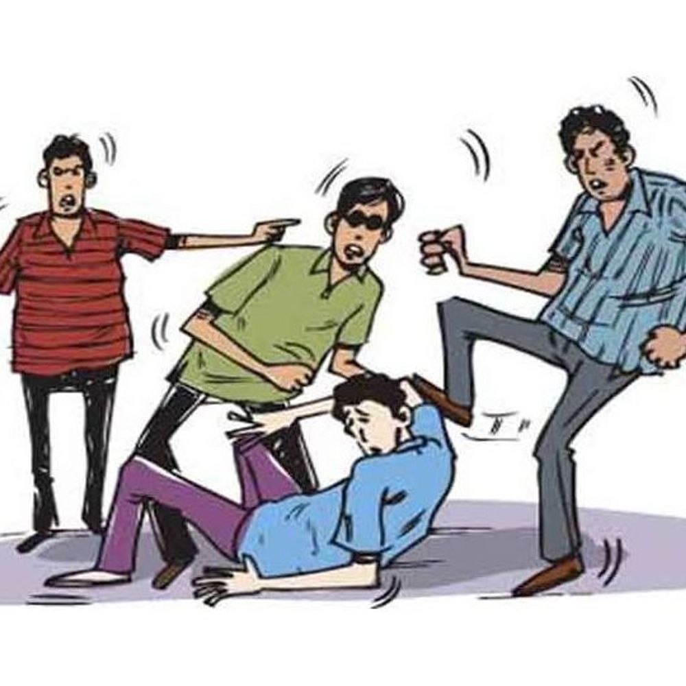 फोन पर विवाद के बाद युवक और दोस्त पर हमला:चार लोगों ने लाठी-डंडों से किया हमला, एक का हाथ टूटा