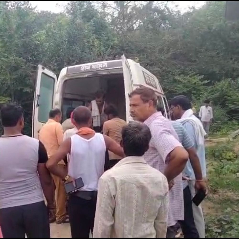 खेत में मिला युवक का शव:पास में जहर की शीशी और गोलियां मिली, पुलिस कर रही शिनाख्त