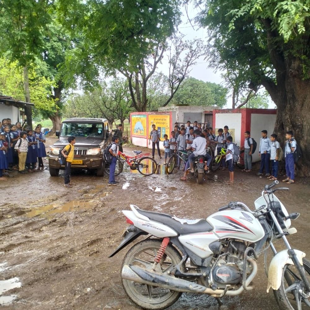 बच्चे बोले- स्कूल जाते समय कीचड़ में गिर जाते हैं:बैतूल में सड़क पर आधा घंटे तक चक्काजाम; 5 साल से नहीं हुआ निर्माण