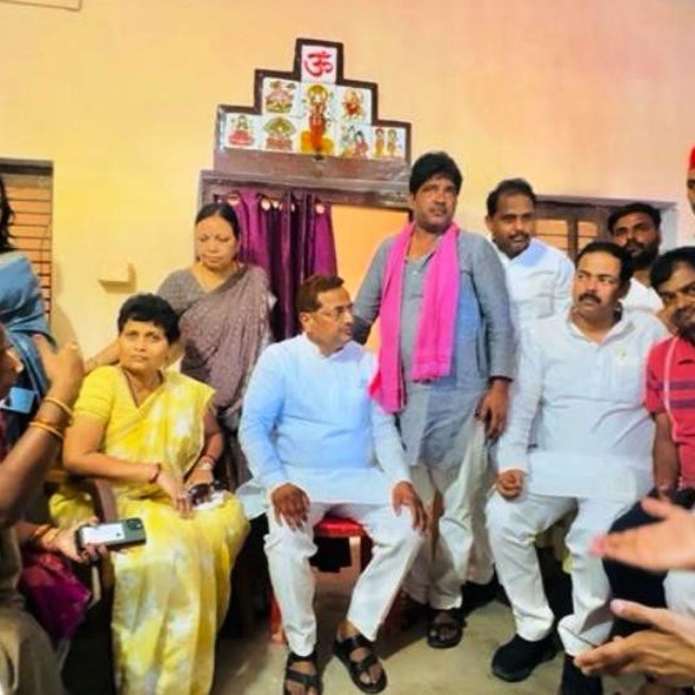बस्ती में सपा नेता परी के परिवार से मिले:आर्थिक मदद की, कहा- पुलिस की लापरवाही से गई जान
