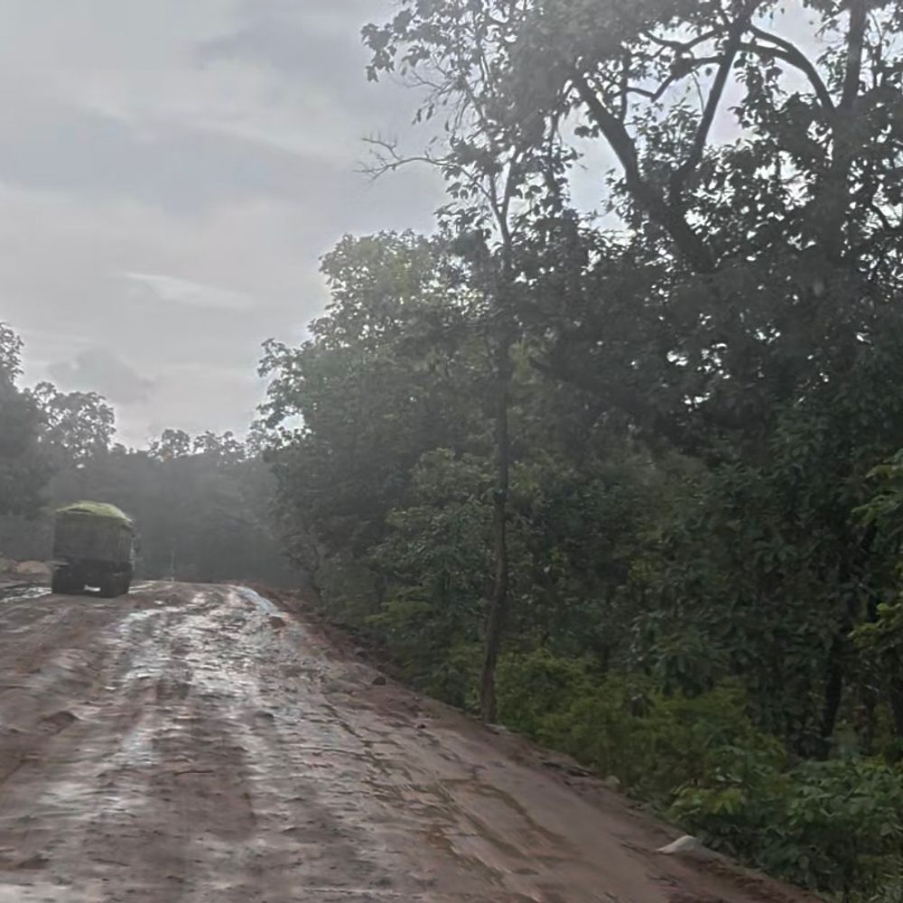 एनएच-43 की खस्ता हालत से लोग परेशान:निर्माणाधीन सड़क पर मिट्टी और गड्ढों से यातायात प्रभावित, बाइक सवार हो रहे हैं घायल