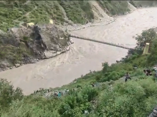 रुद्रप्रयाग में अलकनंदा नदी में बस गिरी, 1 की मौत:7 घायल, 10 लापता; हिमाचल में 4 जगह बादल फटा, 2 की मौत