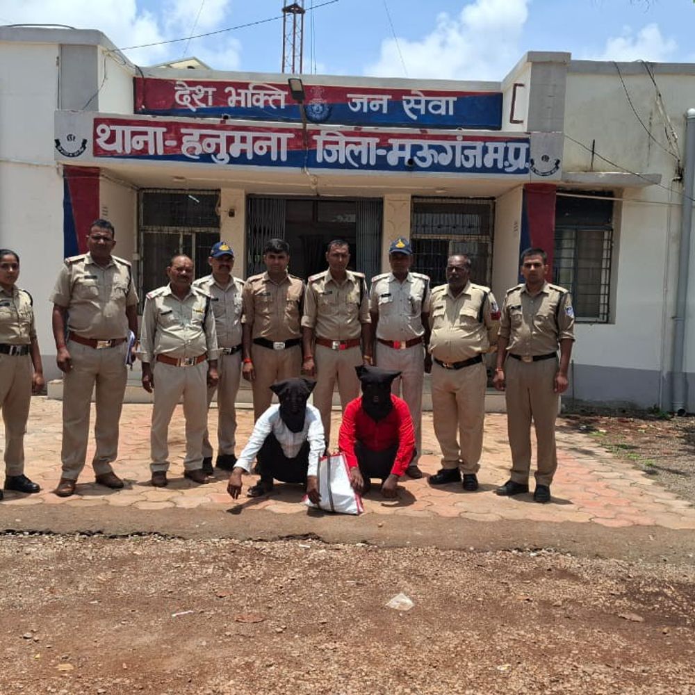 बोलेरो से कर रहे थे तस्करी, दो तस्कर गिरफ्तार:30 शीशी नशीली सिरप, 1.180 किलो गांजा और वाहन जब्त