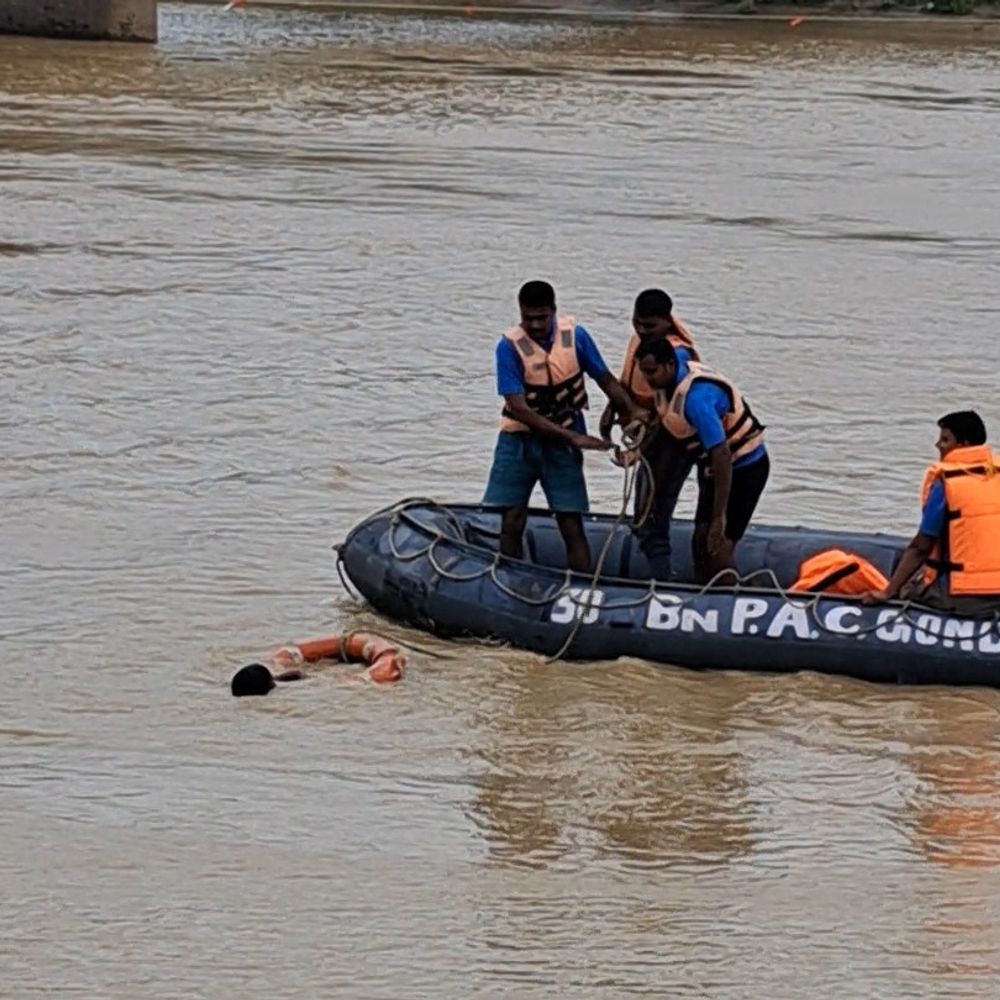 बलरामपुर में बाढ़ से निपटने की तैयारी:तीनों तहसीलों में NDRF और प्रशासन ने किया मॉक ड्रिल
