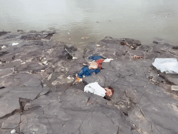 राजगढ़ के तारकेश्वर धाम सरकार ने किया नर्मदा स्नान:आंवली घाट पर गंदगी देखकर बोले- ये देख कर मां को दुख पहुंचेगा; स्वच्छता बनाए रखें