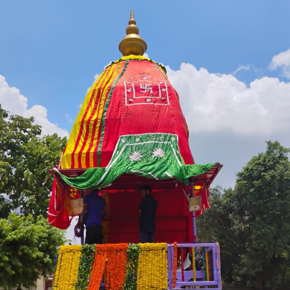 लखनऊ का भ्रमण कर रहे भगवान जगन्नाथ:बड़े भाई बलराम और बहन शुभद्रा भी रथ में सवार,221 भोग चढ़ाया गया