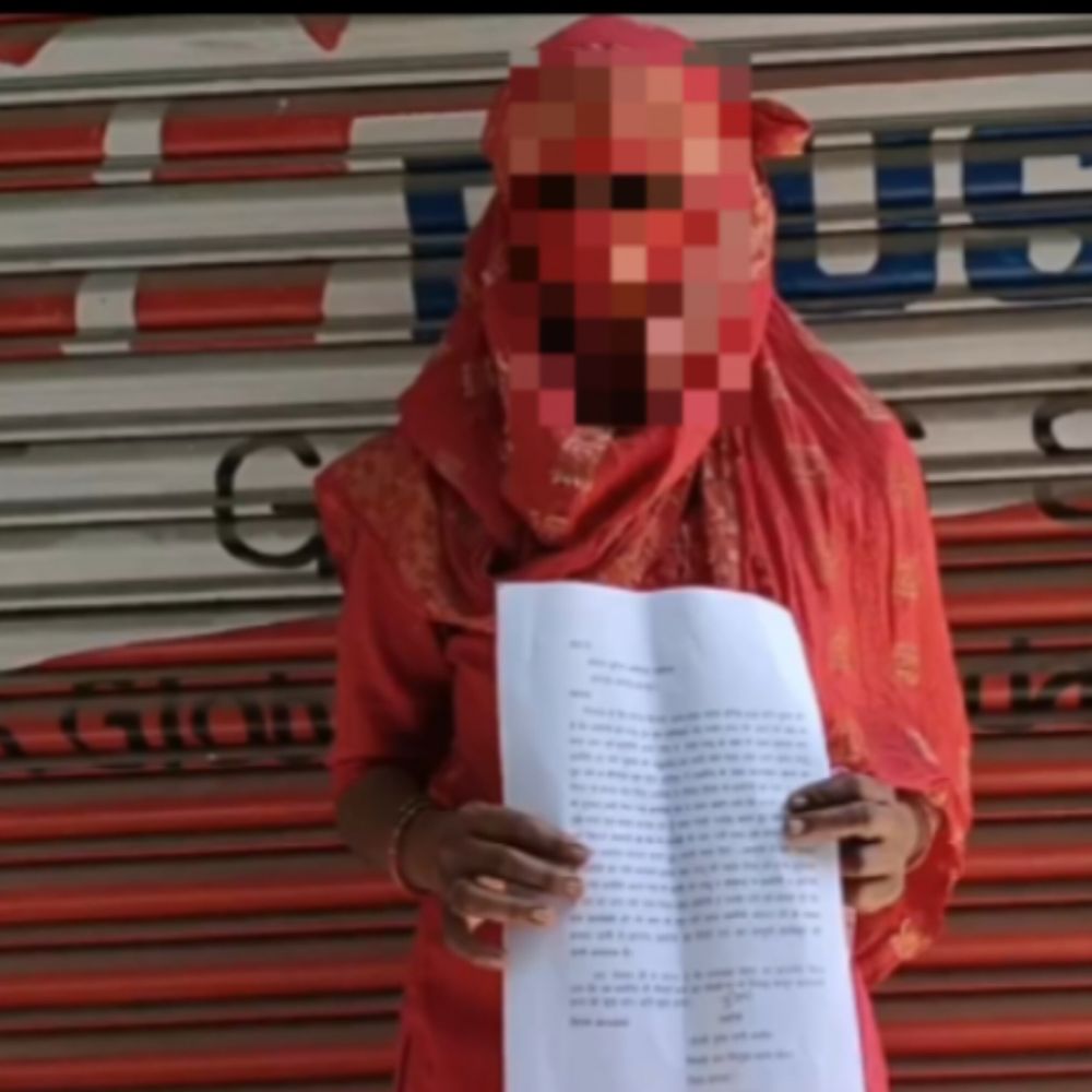 दो युवकों ने की महिला से दुष्कर्म का प्रयास:खेत में गई थी चारा काटने, विरोध करने पर की मारपीट