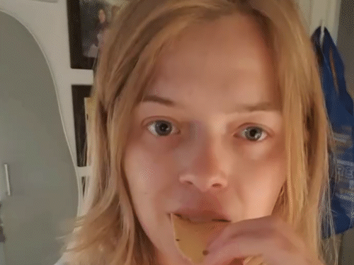 अमिताभ बच्चन को ‘पापड़ वाला’ समझ बैठीं डेनमार्क की इंफ्लुएंसर:बोलीं- ये बहुत अच्छा पापड़ बनाते हैं, मेरा पापड़ खत्म हो गया, मिल भी नहीं रहा